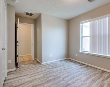 3054 Legends York Drive - Photo Thumbnail 9
