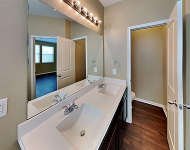 2324 Shady Tree Lane - Photo Thumbnail 9