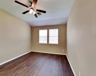 2324 Shady Tree Lane - Photo Thumbnail 7