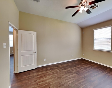 2324 Shady Tree Lane - Photo Thumbnail 8