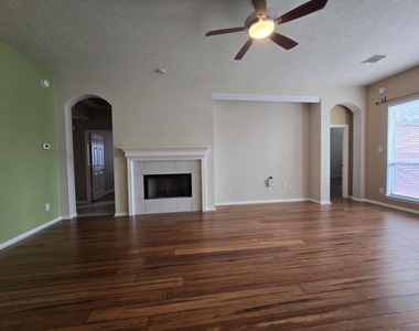 9406 Sunlake Drive - Photo Thumbnail 10