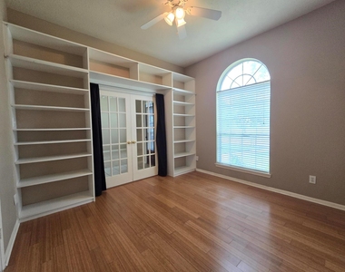 9406 Sunlake Drive - Photo Thumbnail 14