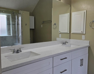9406 Sunlake Drive - Photo Thumbnail 24