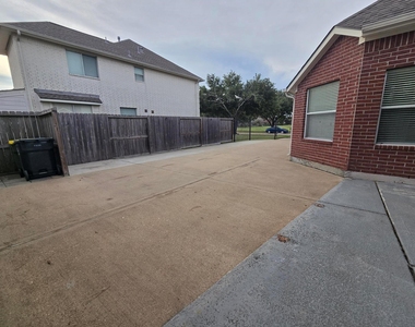 9406 Sunlake Drive - Photo Thumbnail 31