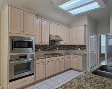 9406 Sunlake Drive - Photo Thumbnail 7