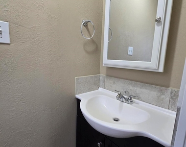 9406 Sunlake Drive - Photo Thumbnail 27