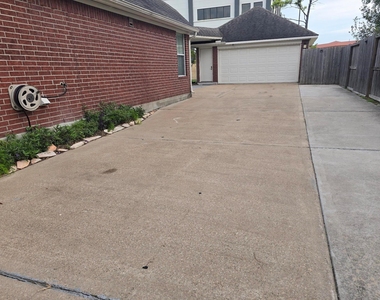 9406 Sunlake Drive - Photo Thumbnail 30