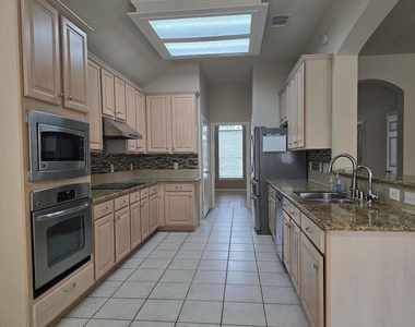 9406 Sunlake Drive - Photo Thumbnail 5