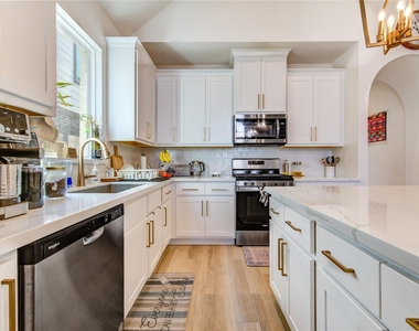 10514 Skyward Estate Trail - Photo Thumbnail 12