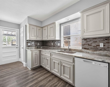 7866 Green Lawn Drive - Photo Thumbnail 5