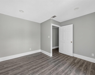 7866 Green Lawn Drive - Photo Thumbnail 5