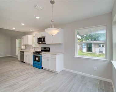 7902 La Roche Lane - Photo Thumbnail 10