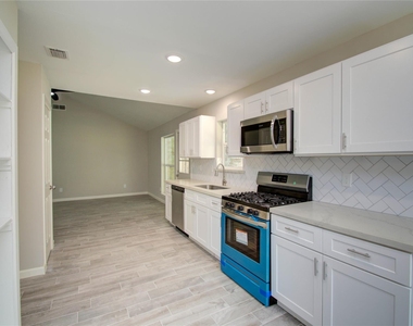 7902 La Roche Lane - Photo Thumbnail 9
