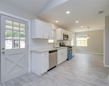 7902 La Roche Lane - Photo Thumbnail 7