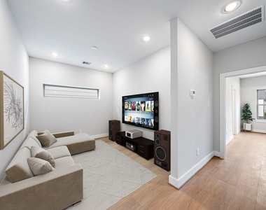 8430 Vogue Lane - Photo Thumbnail 15