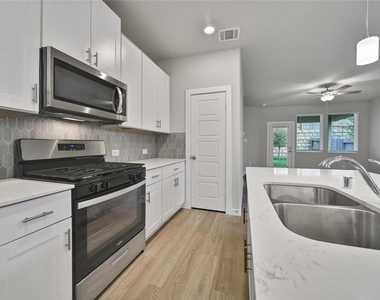 6609 Lahna Oak Drive - Photo Thumbnail 7