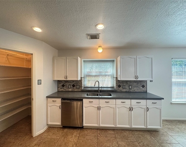 210 Rolling Plains Drive - Photo Thumbnail 10