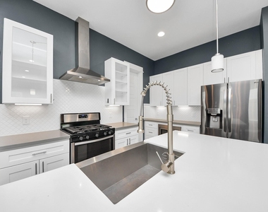 1411 Boswell Street - Photo Thumbnail 10