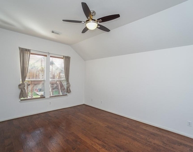 7102 Thistlewood Park Court - Photo Thumbnail 16