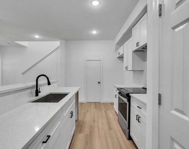 8411 Mahalia Drive - Photo Thumbnail 4