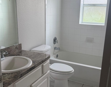 135 Kellyn Oaks Drive - Photo Thumbnail 4