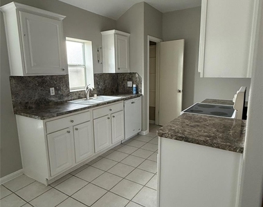 135 Kellyn Oaks Drive - Photo Thumbnail 1