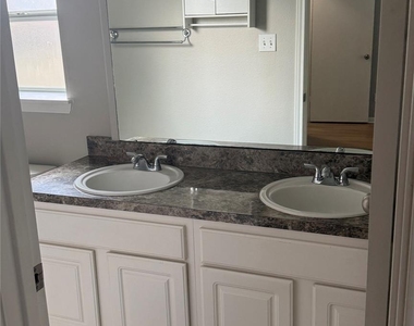 135 Kellyn Oaks Drive - Photo Thumbnail 3