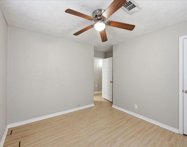1611 Avenue C - Photo Thumbnail 8