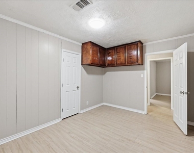 1611 Avenue C - Photo Thumbnail 7