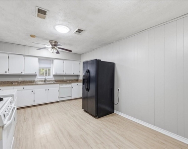 1611 Avenue C - Photo Thumbnail 4