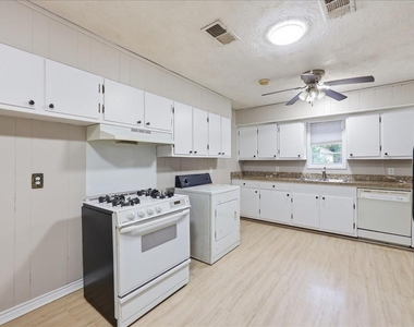 1611 Avenue C - Photo Thumbnail 5