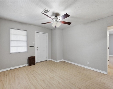 1611 Avenue C - Photo Thumbnail 2