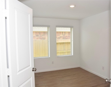 5135 Sunvalley Bend Drive - Photo Thumbnail 5