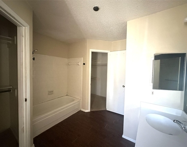 614 Live Oak Drive - Photo Thumbnail 5