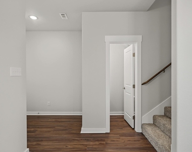 117 Sun City Lane - Photo Thumbnail 6