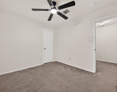 10902 Primrose Acres Lane - Photo Thumbnail 16