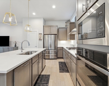834 Fisher Street - Photo Thumbnail 6