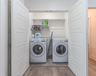 422 W 9th Street - Photo Thumbnail 29