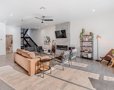 422 W 9th Street - Photo Thumbnail 11