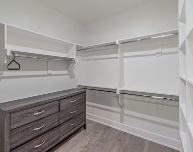 422 W 9th Street - Photo Thumbnail 25