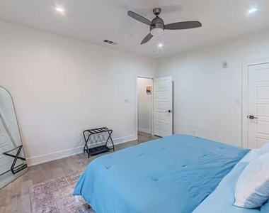 422 W 9th Street - Photo Thumbnail 27