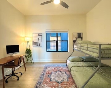 422 W 9th Street - Photo Thumbnail 15