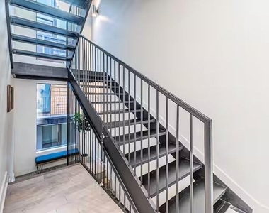 422 W 9th Street - Photo Thumbnail 17