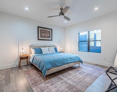 422 W 9th Street - Photo Thumbnail 26