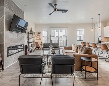 422 W 9th Street - Photo Thumbnail 4