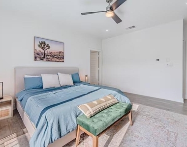 422 W 9th Street - Photo Thumbnail 20