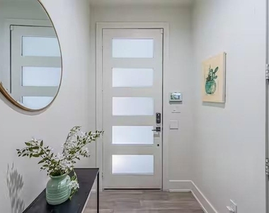 422 W 9th Street - Photo Thumbnail 2
