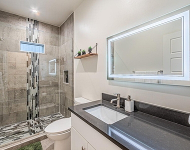 422 W 9th Street - Photo Thumbnail 28