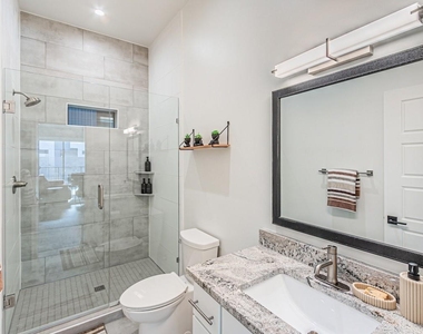422 W 9th Street - Photo Thumbnail 16
