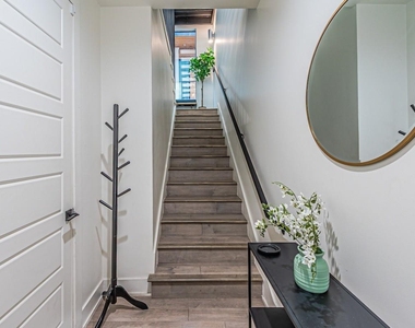 422 W 9th Street - Photo Thumbnail 3